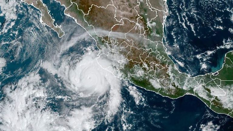 Cumartesi günü Meksika'nın Pasifik kıyısına yaklaşan Roslyn Kasırgasını gösteren bir uydu görüntüsü.  Resim: AP