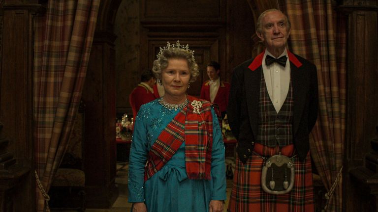 Imelda Staunton como la reina y Jonathan Pryce como el príncipe Felipe en la quinta temporada de The Crown