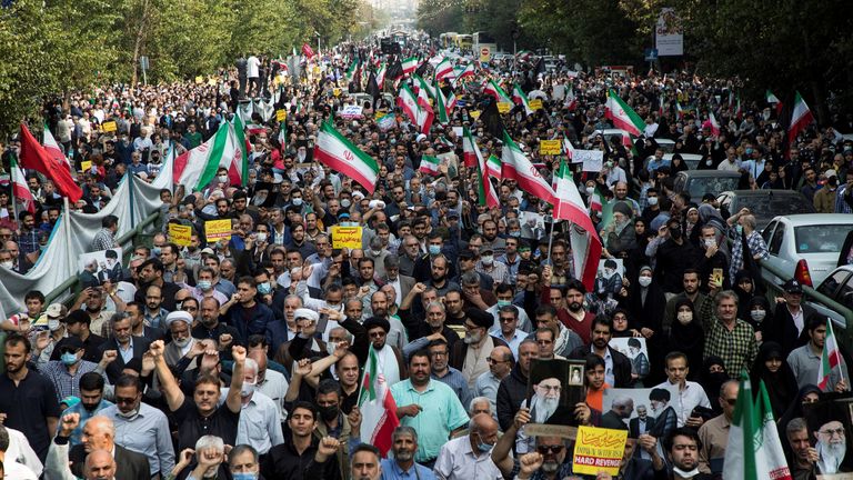 Mahsa Amini'nin ölümünün ardından ülke çapında protestolar düzenlendi.  İran'ın başkenti Tahran'da Cuma günü düzenlenen protesto görüntüleri.