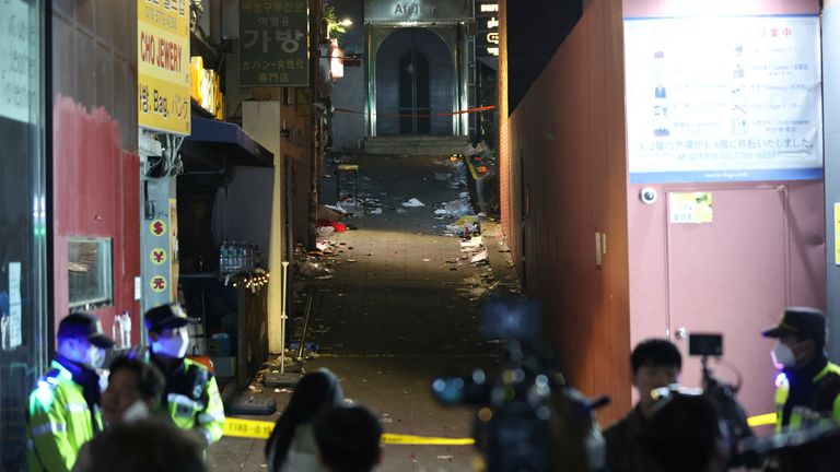 Bir fotoğraf, 30 Ekim 2022'de Güney Kore'nin Seul kentindeki Itaewon bölgesinde çok sayıda insanın düştüğü kalabalığın artması kaza sahnesini gösteriyor. Cadılar Bayramı öncesi çok sayıda insan toplanırken, 151 kişi üst üste düşerek öldü.( AP Görüntüleri ile Yomiuri Shimbun )