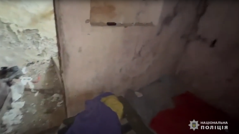 İddia edilen 'işkence odası' içinde.  Resim:Ukrayna Ulusal Polisi