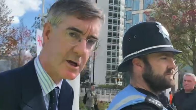 Jacob Rees-Mogg telah tiba di konferensi Partai Tory diapit oleh pengawalan polisi  