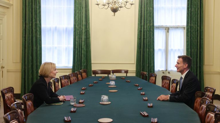 Liz Truss appoints Jeremy Hunt as prime minister.  Photo: Andrew Parsons / Number 10 Downing Street
