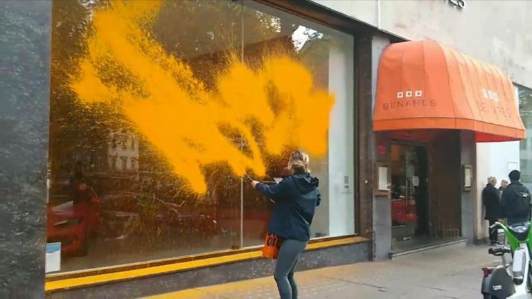 Just Stop Oil göstericileri, Londra Mayfair'deki lüks otomobil galerilerinin üzerine turuncu boya püskürtüyor.  Polis, iki protestocunun cezai zarar nedeniyle tutuklandığını söyledi.