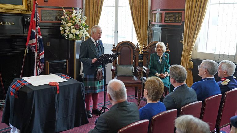 チャールズ 3 世国王と王妃は、950 周年を記念してダンファームリン修道院を訪問する前に、ファイフのダンファームリン市会議所で開催された公式評議会に出席し、かつての町に市の地位を授与することを正式に表明しました。 撮影日：2022年10月3日月曜日。
