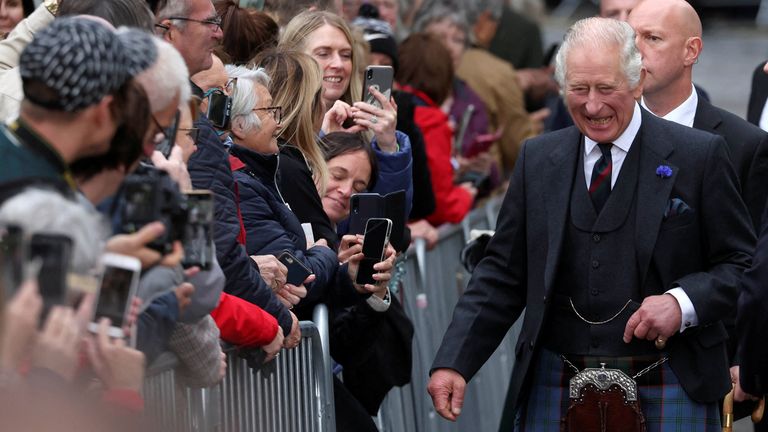 英国のチャールズ国王は、2022 年 10 月 3 日、英国スコットランドのダンファームリンで、ダンファームリンを都市としてマークする公式式典で人々に挨拶します。REUTERS/Russell Cheyne
