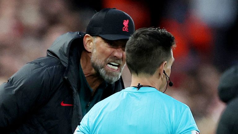 Jurgen Klopp berates the assistant referee during Liverpool&#39;s match with Manchester City