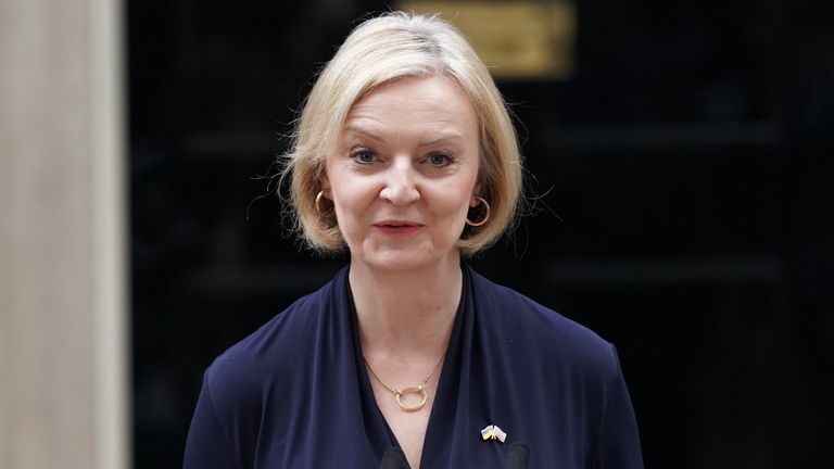 Prime Minister Liz Truss making a statement outside 10 Downing Street, London, where she announced her resignation as Prime Minister. Picture date: Thursday October 20, 2022.

