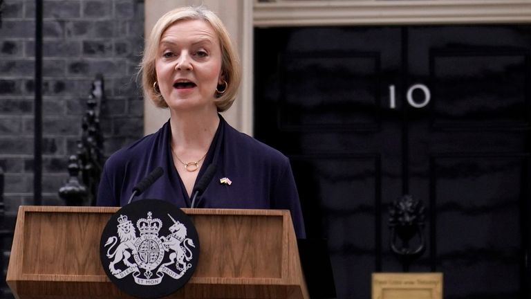 La Première ministre britannique Liz Truss s'adresse aux médias à Downing Street à Londres, le jeudi 20 octobre 2022. Truss dit qu'elle démissionne en tant que chef du Parti conservateur britannique.  (Photo AP/Alberto Pezzali)