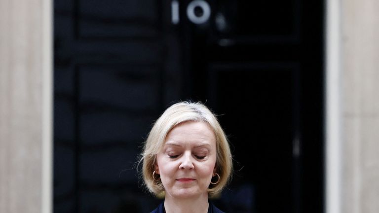 British Prime Minister Liz Truss announces her resignation, outside Number 10 Downing Street, London, Britain October 20, 2022. REUTERS/Henry Nicholls
