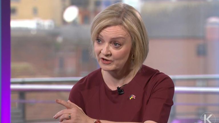 Liz Truss mengatakan dia 'berdiri'  pendekatan ekonomi dalam wawancara BBC