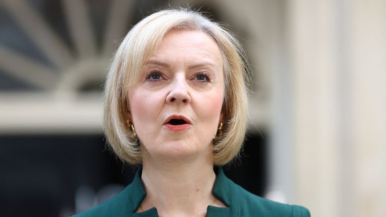 Liz Truss delivers a speech on her last day in office as British Prime Minister, outside Number 10 Downing Street, in London, Britain, October 25, 2022. REUTERS/Hannah McKay
