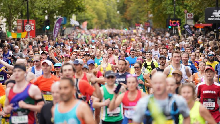 Koşucular 2022 maratonu için Londra sokaklarını dövüyor