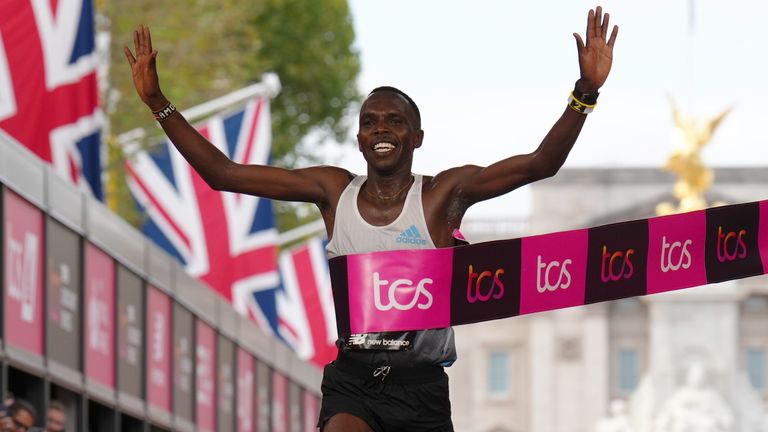 Le Kenyan Amos Kipruto remporte la course élite masculine 