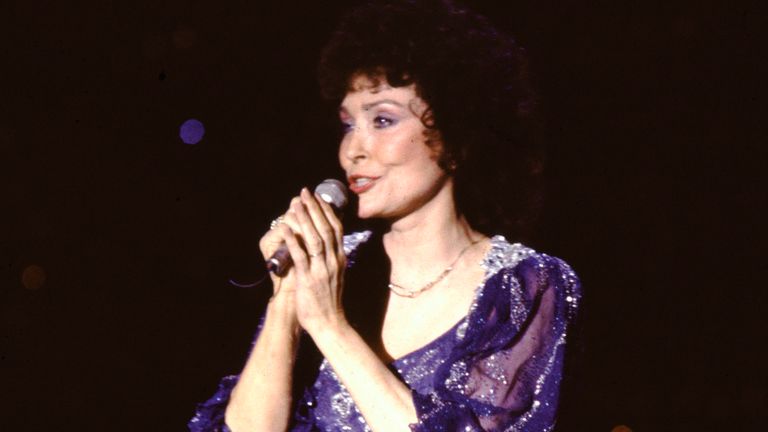 Loretta Lynn digambarkan pada tahun 1980 di atas panggung melakukan Kredit: Ron Wolfson / Rock Negatives / MediaPunch /IPX