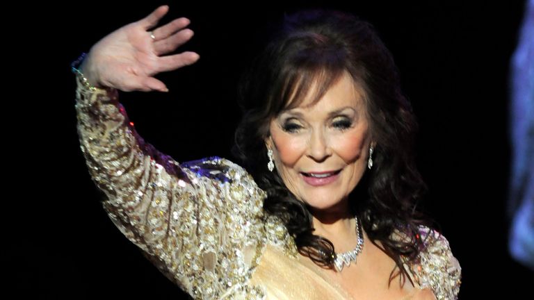 Country legend Loretta Lynn waves after performing during the "Grammy Salute to Country Music honoring Loretta Lynn" in Nashville, Tennessee, October 12, 2010. REUTERS/Tami Chappell (UNITED STATES - Tags: ENTERTAINMENT)
