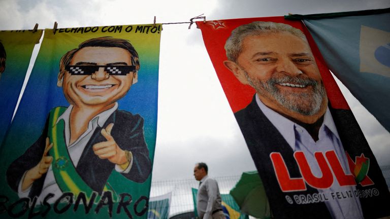 Poster kampanye menunjukkan mantan presiden Brasil Luiz Inacio Lula da Silva dan presiden Jair Bolsonaro 
