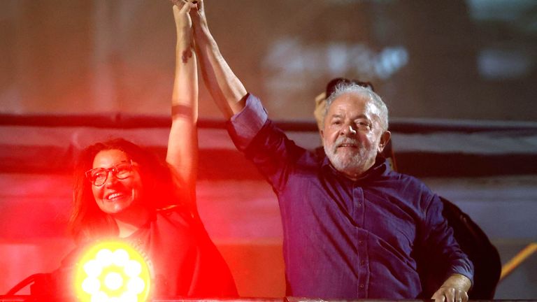 Brazil&#39;s former President and presidential candidate Luiz Inacio Lula da Silva and his wife Rosangela Lula da Silva, also know as Janja, react at an election night gathering on the day of the Brazilian presidential election run-off, in Sao Paulo, Brazil, October 30, 2022. REUTERS/Amanda Perobelli