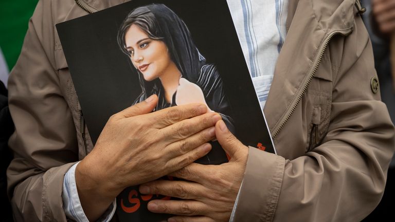 İran'da rejim değişikliği çağrısında bulunan Washington'daki bir mitingde Mahsa Amini'nin bir portresi tutuluyor.  Resim: AP