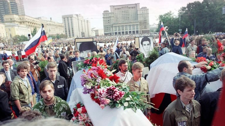 Moskova'da bir cenaze töreninde darbe girişimi sırasında öldürülenlerin tabutları, 1991. Resim: AP