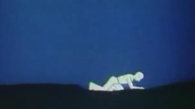 1970'lerden kalma bir nükleer hazırlık videosu, insanlara bir 'çukur veya çukur' içinde dümdüz yatmalarını söylüyor.  kapak bulamazlarsa 