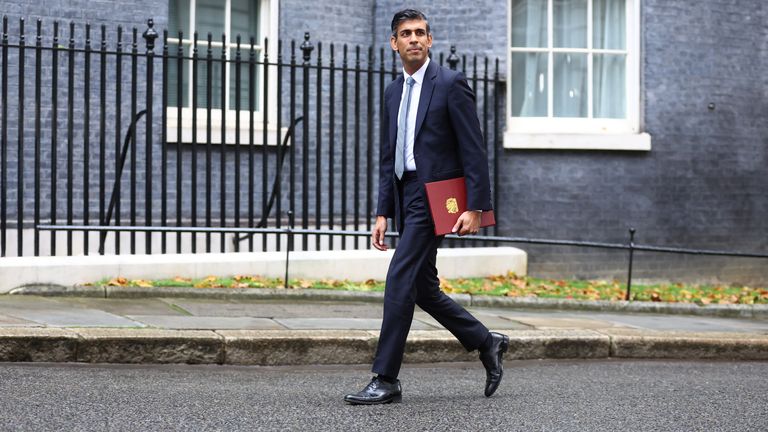 Britain&#39;s new Prime Minister Rishi Sunak arrives at Number 10 Downing Street, in London, Britain, October 25, 2022. REUTERS/Hannah McKay
