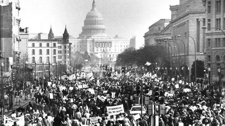 Diverse migliaia di manifestanti, per protestare contro la decisione della Corte Suprema di 8 anni che consente l'aborto, marciano lungo Pennsylvania Avenue a Washington verso l'edificio del Campidoglio degli Stati Uniti il ​​22 gennaio 1981. (AP Photo/Herbert K. White)