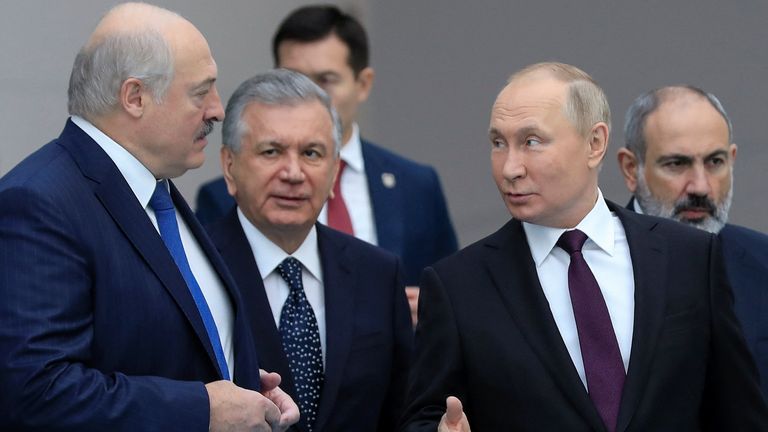 Soldan, Belarus Cumhurbaşkanı Alexander Lukashenko, Özbek Cumhurbaşkanı Shavkat Mirziyoyev, Vladimir Putin ve Ermenistan Başbakanı Nikol Paşinyan Astana'da