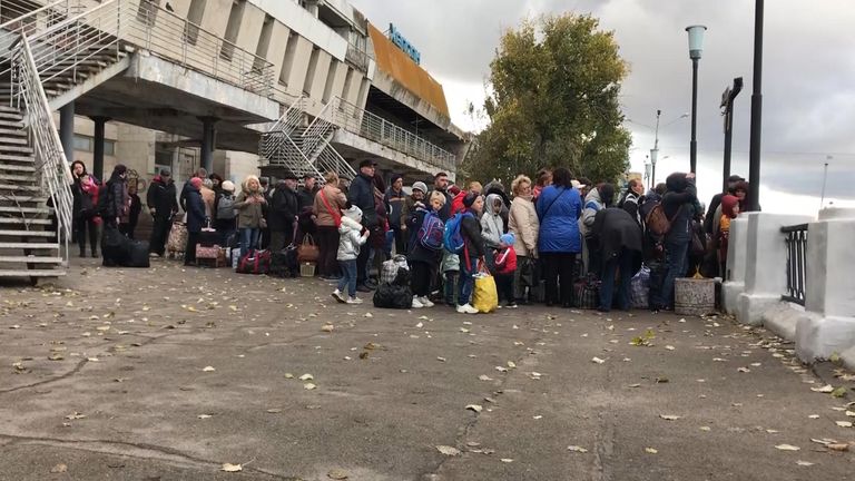 Citizens flee Kherson