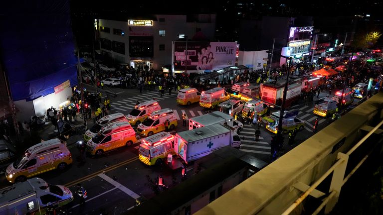 Karetki pogotowia i ratownicy przybywają na ulicę w pobliżu miejsca wypadku w Seulu w Korei Południowej, wczesna niedziela, 30 października 2022 r. Zdjęcie: AP