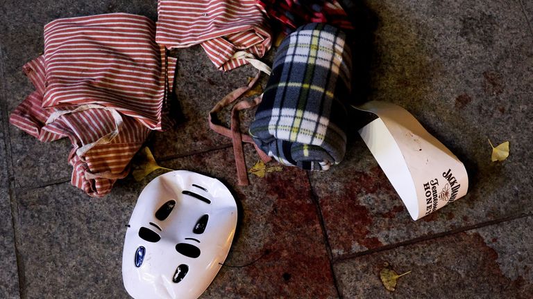 Du sang est vu parmi les effets personnels des victimes sur les lieux où de nombreuses personnes sont mortes et ont été blessées lors d'une bousculade lors d'un festival d'Halloween à Séoul, Corée du Sud, le 30 octobre 2022. REUTERS/Kim Hong-ji
