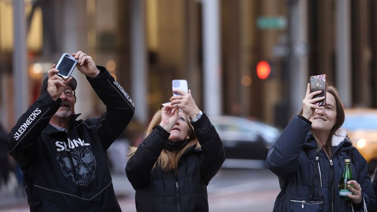 Menschen Benutzen Smartphones In Manhattan, New York City, Usa, 11. Februar 2022. Reuters/Andrew Kelly