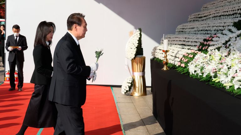 South Korean President Yoon Suk Yeol and his wife Kim Keon Hee arrive to pay tribute for victims of a deadly accident following Saturday night&#39;s Halloween festivities at a joint memorial altar for victims at Seoul Square in Seoul, South Korea, Monday, Oct. 31, 2022. (Ahn Jung-hwan/Yonhap via AP)