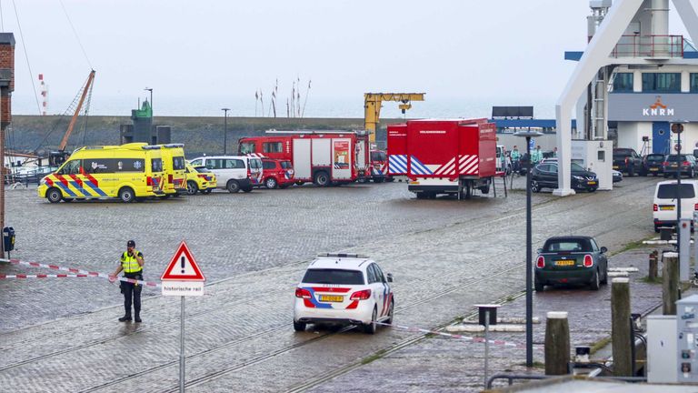 21 Ekim 2022'de Hollanda'nın Harlingen limanında Wadden Denizi'nde sürat teknesi ile deniz taksisinin çarpışması sonrası acil servisler iş başında. 21 Ekim.