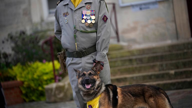 Un soldat francez fotografiat cu câinele său, Soka, în timpul ceremoniei Foto: AP
