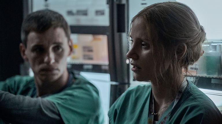 The Good Nurse (2022).  From left to right: Eddie Redmayne as Charlie Cullen and Jessica Chastain as Amy Laughren.  kr.  Jojo Whilden/Netflix