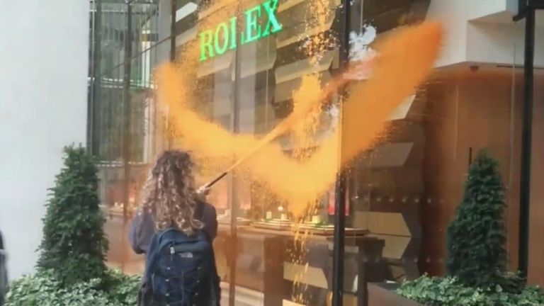 fjols Entreprenør vandring Just Stop Oil activists spray orange paint on Rolex store in Knightsbridge  | UK News | Sky News