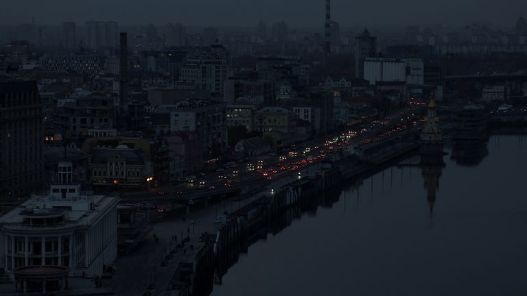 Une vue montre le centre-ville sans électricité après que des infrastructures civiles critiques ont été touchées par des attaques de missiles russes en Ukraine, alors que l'invasion russe de l'Ukraine se poursuit, à Kyiv, Ukraine le 24 octobre 2022. REUTERS/Gleb Garanich IMAGES TPX DU JOUR
