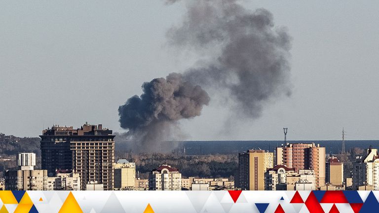 31 Ekim 2022, Kiev, Ukrayna'da Rusya'nın Ukrayna'yı işgali sürerken, bir Rus füze saldırısı sırasında şehrin eteklerinde dumanlar yükseliyor. REUTERS/Gleb Garanich