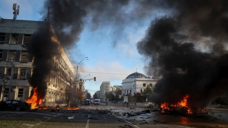 Cars burn after Russian military strike, as Russia&#39;s invasion of Ukraine continues, in central Kyiv, Ukraine October 10, 2022. REUTERS/Gleb Garanich