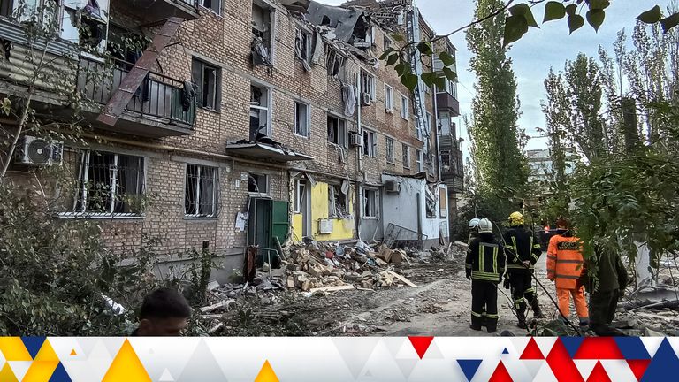 Rescuers work at the site of an apartment building damaged by a Russian military strike, as Russia&#39;s attack on Ukraine continues in Mykolaiv October 13, 2022.  REUTERS/Viktoriia Lakezina