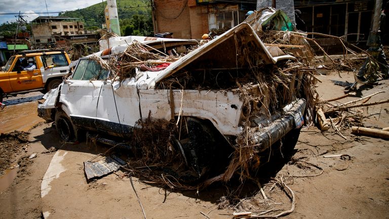 Un vehicul avariat în Las Tejerias, care a fost lovit de inundații devastatoare în urma ploilor abundente, statul Aragua, Venezuela