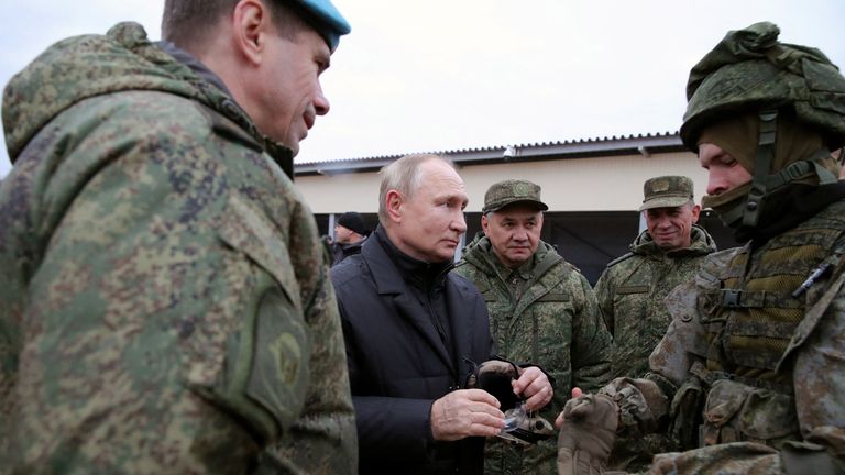 El presidente ruso, Vladimir Putin, visita el centro de entrenamiento del Distrito Militar Occidental para reservistas movilizados con el ministro de Defensa Sergei Shoigu (3-L) y el subcomandante de la Fuerza Aérea Anatoly Kontsevoi (1-L) el 20 de octubre en la región rusa de Ryazan.  2022. Sputnik/Mikhail Klimentev/Kremlin a través de Reuters Atención a los editores: esta imagen fue proporcionada por un tercero.