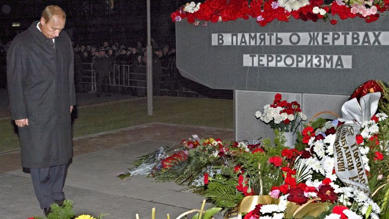 弗拉基米尔·普京在莫斯科剧院袭击纪念碑上