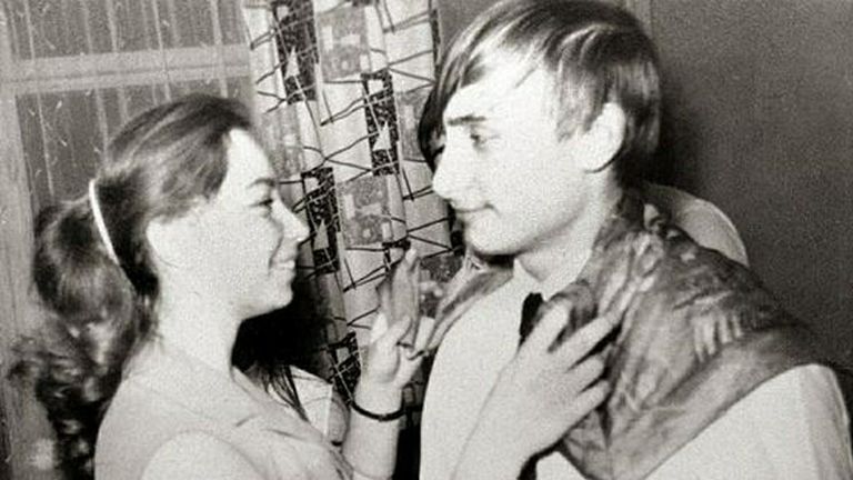 弗拉基米尔·普京1970年在圣彼得堡的一个派对上与同学共舞