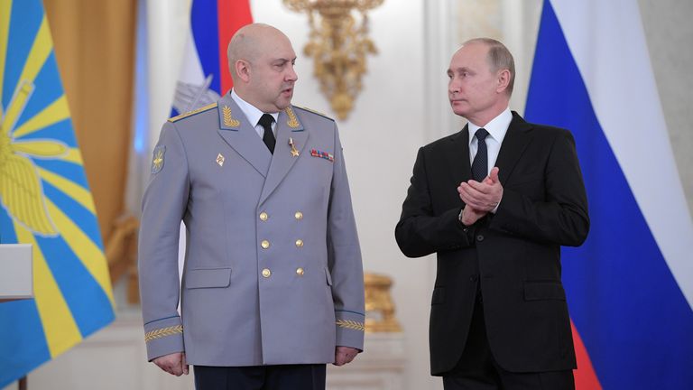 Vladimir Putin and General Sergei Surovikin in 2017