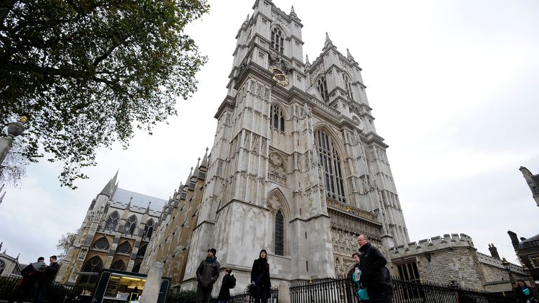 Westminster Abbey is seen in central London, November 17, 2010. Royal courtiers are already pondering how to tailor the ceremony to the austere times and Britons have started betting in earnest on the likely date for the wedding of Britain&#39;s Prince William and Kate Middleton. The wedding -- which according to one estimate will boost Britain&#39;s economy by nearly $1 billion -- has been widely hailed as a welcome respite from budget cuts and belt-tightening. REUTERS/Paul Hackett (BRITAIN - Tags: TRA