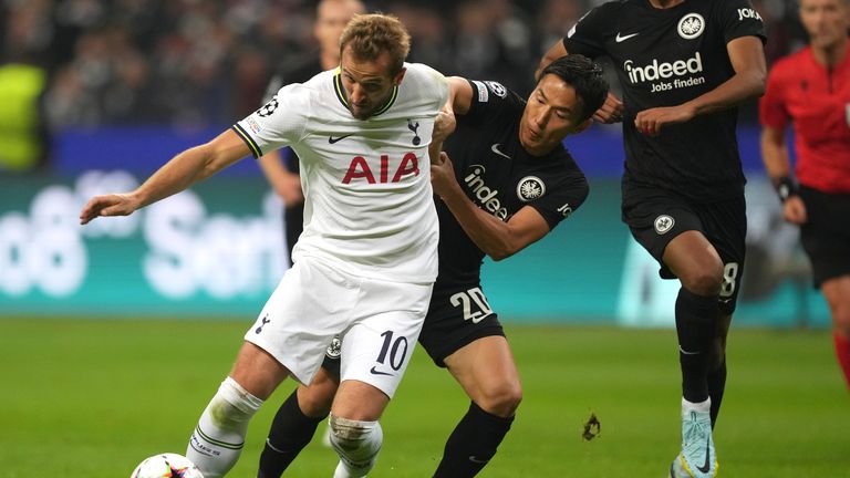 Tottenham&#39;s Harry Kane challenges for the ball with Frankfurt&#39;s Makoto Hasebe