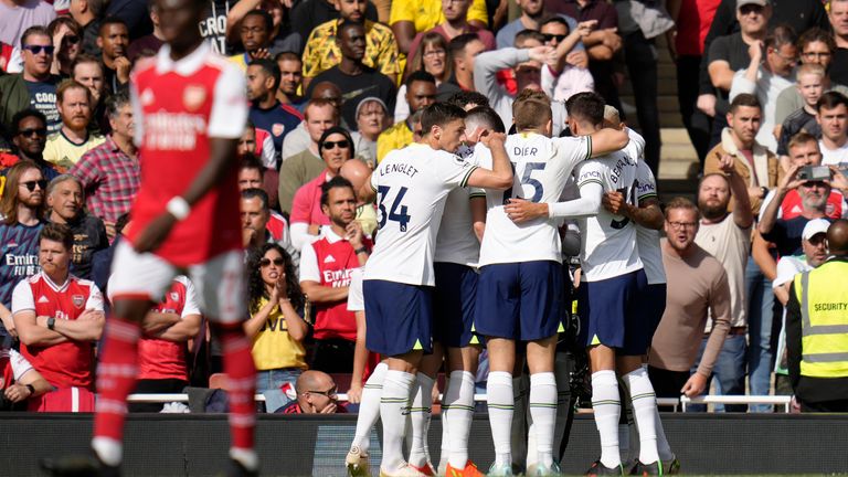 Tottenham players celebrates after Harry Kane equalises 