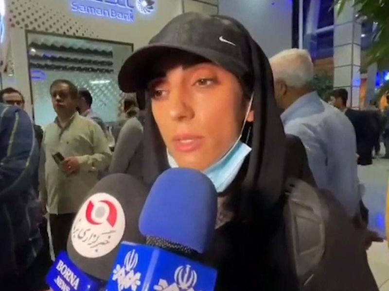 Atleta iraniana Elnaz Rekabi, que competiu sem o véu, é acolhida como  'heroína' em Teerã